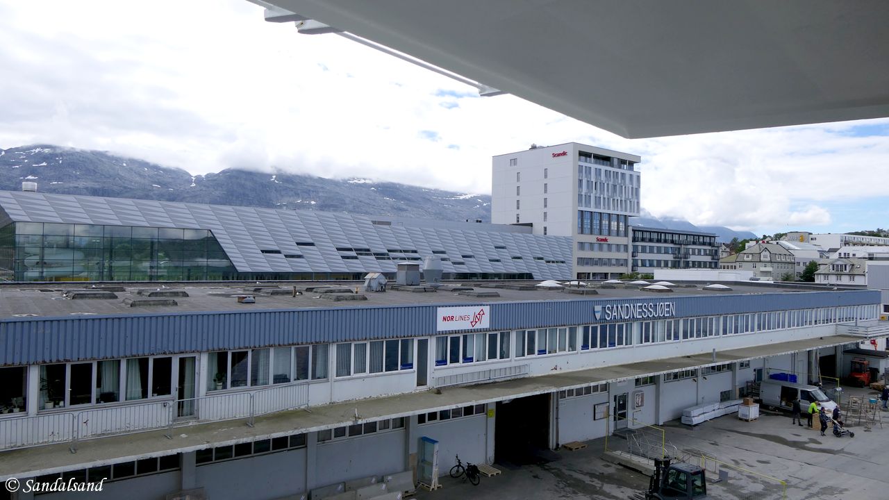 Nordland - Alstahaug - Sandnessjøen - Pakkhus på hurtigrutekaien, kulturhus og hotell bakenfor Nordland - Alstahaug - Sandnessjøen - Pakkhus på hurtigrutekaien, kulturhus og hotell bakenfor
