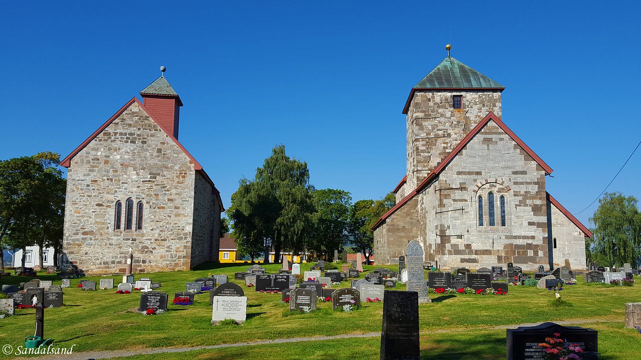 Oppland - Gran - Søsterkirkene - Mariakirken (tv) og Nikolaikirken Oppland - Gran - Søsterkirkene - Mariakirken (tv) og Nikolaikirken