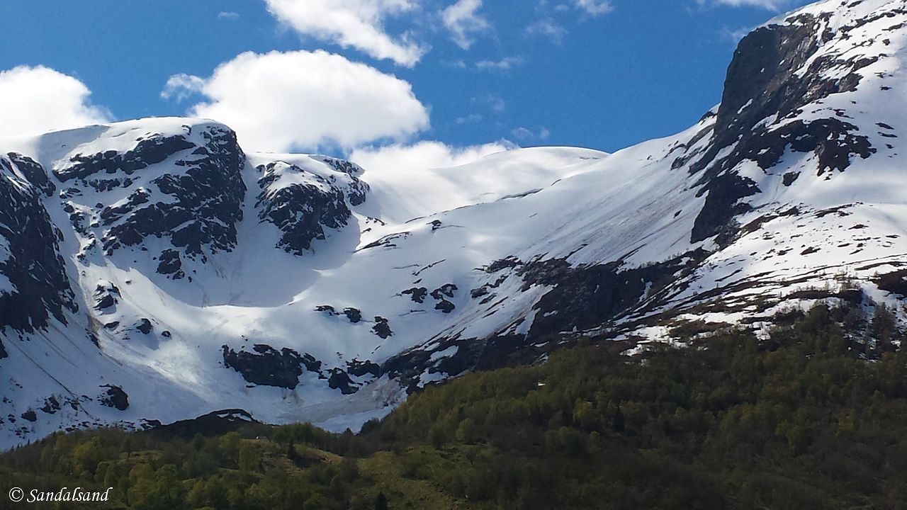 Hordaland - Ullensvang - Innover Sørfjorden - Fjellsiden opp mot Reiseter Hordaland - Ullensvang - Innover Sørfjorden - Fjellsiden opp mot Reiseter